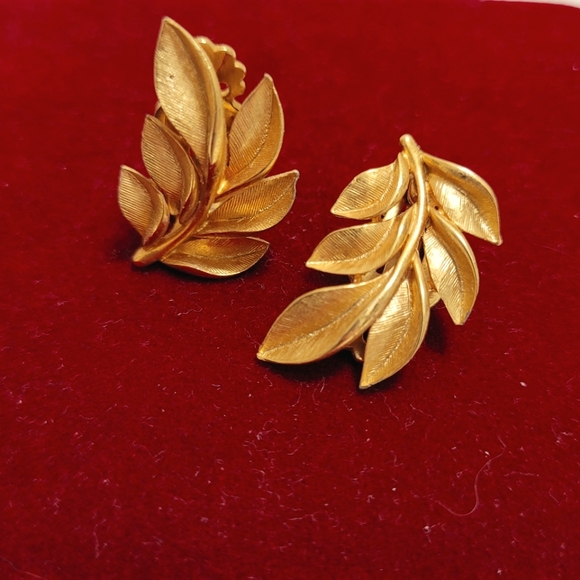 Vintage Leaf Design Clip On Earrings - Picture 1 of 2